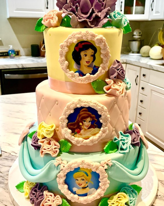 Fake wedding cake with cut out | Beachweddingtips.com