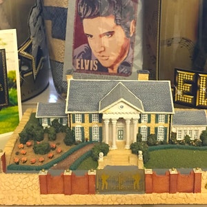 Elvis Presley GRACELAND MANSION Masterpiece Music Box Ltd Ed EPE w/ Deed Mint Vintage New in Box  Ultra-Rare!