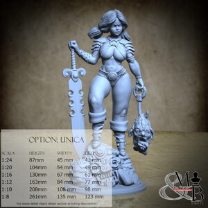 Può includere: Figurina Unica grigio chiaro di una donna guerriera che tiene una grande spada e una testa mozzata. La statuetta è su una base di pietra. Il testo "OPTION: UNICA" è visibile. Le misure sono espresse in millimetri.