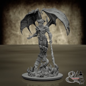 Puede incluir: Figura gris detallada de una figura demoníaca con grandes alas, cuernos y un bastón que emite llamas. La figura se alza sobre una base circular con llamas y escombros. El diseño es intrincado y detallado.
