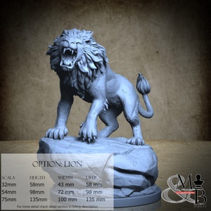 Könnte beinhalten: Hellgraue Löwenskulptur in einer brüllenden Pose, stehend auf einem felsigen Sockel. Das Bild enthält den Text "OPTION: LION" und Messungen in Millimetern, mit Höhen von 58 mm bis 135 mm. Die Mähne und das Fell des Löwen sind detailliert.