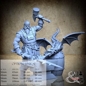 Puede incluir: Una detallada figura azul claro de un herrero con un martillo levantado, de pie junto a un dragón posado en un barril. También hay un yunque y una espada. El texto "OPTION: UNICA" es visible, junto con los detalles de tamaño en milímetros.