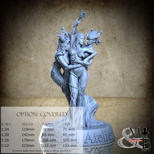 Può includere: Una scultura dettagliata di tre figure femminili intrecciate, con capelli fluenti e dettagli intricati. La figura centrale tiene in alto un elemento floreale. La base presenta le parole "Atelier" e "VIGNE". La scultura è alta circa 119 mm in scala 1:24.