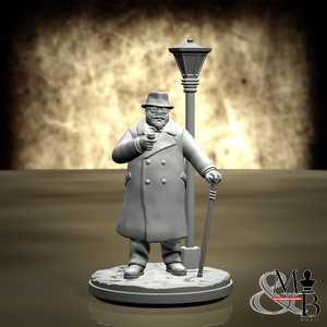 Può includere: Statuetta grigia di un uomo con cappotto lungo, cappello e baffi, che tiene una pipa e un bastone, in piedi accanto a un lampione. La statuetta è su una base circolare con un disegno di ciottoli. Lo sfondo è una sfocatura sfumata color seppia.