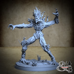 Puede incluir: Escultura gris de una figura humanoide con forma de árbol y brazos extendidos. La figura tiene una apariencia texturizada, similar a la corteza, con detalles intrincados en las ramas y rasgos faciales. Se alza sobre una pequeña base herbosa.