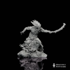 Puede incluir: Miniatura de resina gris de una figura humanoide monstruosa con una túnica rasgada y una cuchilla curva. La figura está posada dinámicamente sobre una base rocosa, con una apariencia detallada y texturizada. Sobre fondo negro.