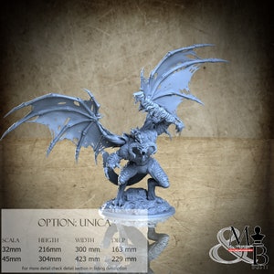 Può includere: Figurina di drago Unica blu chiaro con ali spiegate, su una base rocciosa. Dimensioni: altezza 21,6 cm, larghezza 30 cm, profondità 16,3 cm. Il testo "OPTION: UNICA" è visibile. Oggetto da collezione fantasy.