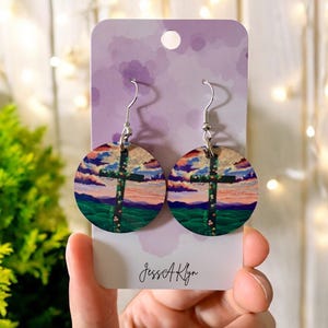 Pendientes de cruz con atardecer: joyería cristiana con paisaje, regalo de fe para ella, pendientes colgantes de madera, hechos a mano por JessAKlyn