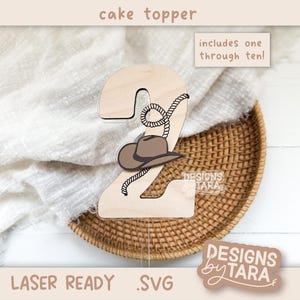 Può includere: Topper per torta in legno a forma di numero 2, decorato con un cappello da cowboy e un lazo. Il topper è tagliato al laser ed è pronto per essere utilizzato per una festa di compleanno o un'altra celebrazione. Include da uno a dieci.