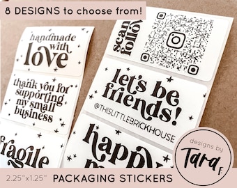 Puede incluir: Ocho diseños diferentes para pegatinas de embalaje, cada uno con un fondo blanco y texto negro. Los diseños incluyen "hecho a mano con amor", "gracias por apoyar mi pequeño negocio", "escanear seguir", "¡seamos amigos! @THISLITTLEBRICKHOUSE", "frágil", "feliz", y un código QR. Las pegatinas miden 2,25 pulgadas por 1,25 pulgadas.