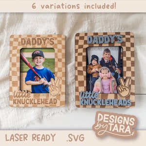 Puede incluir: Dos marcos de fotos de madera con un patrón a cuadros y el texto "Daddy's" y "little knucklehead" o "little knuckleheads". Los marcos están cortados con láser y listos para ensamblar. La imagen también incluye un logotipo para "Designs by Tara".