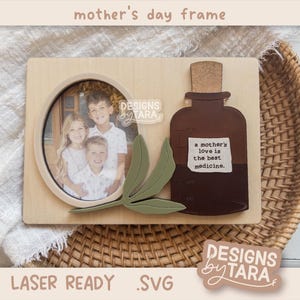 Puede incluir: Un marco de madera con una foto de tres niños y una cita sobre el amor de una madre. El marco está cortado con láser y listo para ensamblar. La cita dice "el amor de una madre es la mejor medicina."
