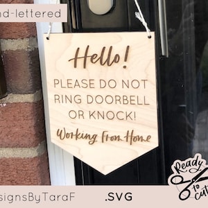 Colgador de puerta para trabajar desde casa. Por favor, no golpees SVG - Glowforge, archivo de corte comercial, letras a mano, descarga instantánea, listo para láser