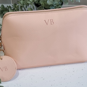 Trousse de maquillage de demoiselle d&#39;honneur personnalisée. Cosmétique de demoiselle d&#39;honneur personnalisée, trousse de maquillage en cuir, trousse de beauté de voyage personnalisée. Pochette initiale.