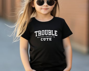 Kinder Trouble sah nie so süß T-Shirt. Personalisierte Kinder-T-Shirt Niedliches Kinder-Top für Kind.