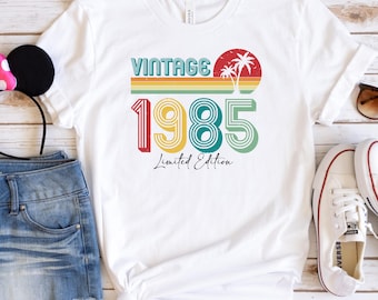 Damska koszulka z okazji 40. urodzin. Spersonalizowany prezent vintage na 40. urodziny dla niej i najlepszej przyjaciółki. Strój na czterdzieste urodziny. Koszulka vintage z 1985 roku.