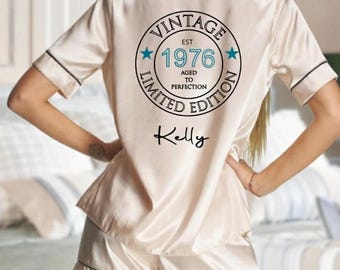 50er Geburtstag Pyjama. Personalisierte 50. Geburtstagspjs. Fünfzigster Geburtstagspyjama. Geschenk zum 50. Geburtstag, 50. Geburtstag, Geburtstagsgeschenk.