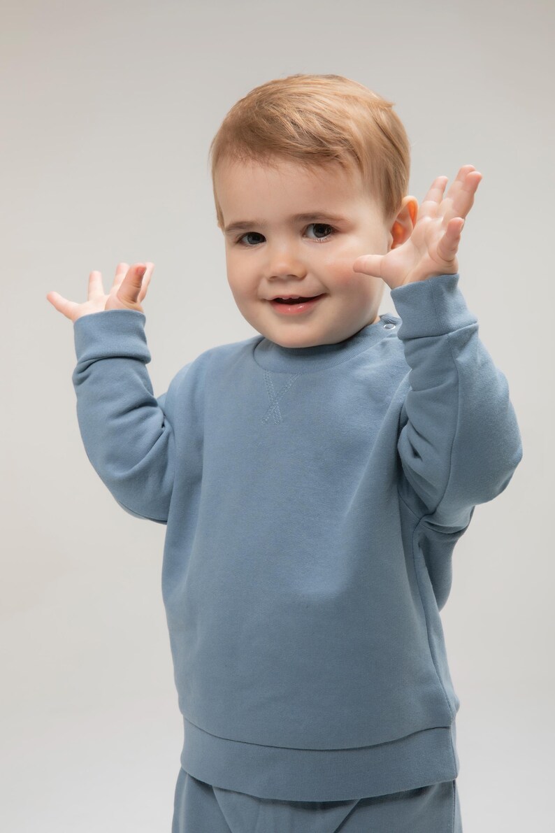 Personalized Baby Bear Sweatshirt: Classic Winnie the Pooh Jumper image 2