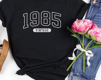 Camiseta de aniversário de 40 anos para ela. Presente personalizado de aniversário de 40 anos para melhor amiga, esposa e filha. Traje vintage de aniversário de 1985.
