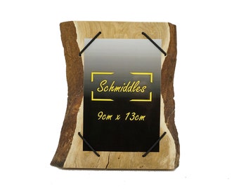 Könnte beinhalten: Ein Bilderrahmen aus Naturholz mit schwarzem Hintergrund und dem Text "Schmiddles 9cm x 13cm". Der Rahmen hat ein rustikales, naturbelassenes Design.
