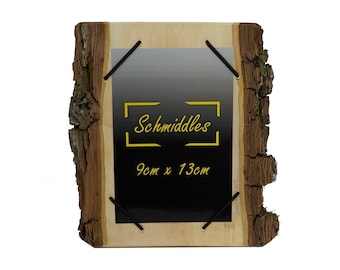 Könnte beinhalten: Ein rustikaler Holzbilderrahmen mit einem natürlichen Rindenrand. Der Rahmen ist 9 Zoll mal 13 Zoll groß und hat einen schwarzen Hintergrund mit dem Text "Schmiddles" und den Maßen "9cm x 13cm" in Gelb gedruckt.
