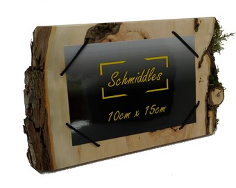 Könnte beinhalten: Ein Holzbildrahmen mit einem natürlichen Rindenrand und einem schwarzen Hintergrund mit dem Text "Schmiddles 10cm x 15cm".