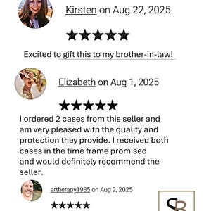 以下が含まれることがあります： 「CUSTOMER REVIEWS」と題されたカスタマーレビューの画像。Kirsten、Elizabeth、artherapy1985による3つの5つ星評価が記載されています。ケースの品質や販売者の対応に関するフィードバックと、SB GIFTSのロゴが含まれています。