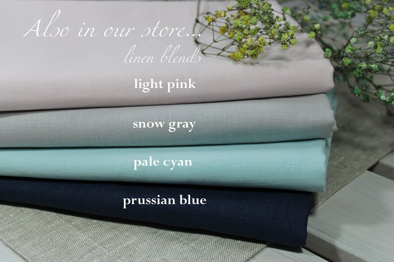 Może przedstawiać: Stosik czterech pr&oacute;bek tkaniny w r&oacute;żnych kolorach: jasnor&oacute;żowy, szaro-biały, jasnoniebieski i błękit pruski. Tekst "Also in our store... linen blends" jest widoczny w g&oacute;rnej części obrazu.