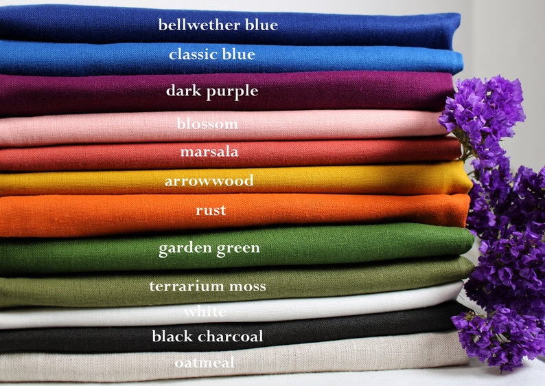 K&ouml;nnte beinhalten: Ein Stapel von 12 Stoffmustern in verschiedenen Farben, darunter Hellblau, Dunkelblau, Dunkelviolett, Rosa, Marsala, Goldgelb, Rost, Dunkelgr&uuml;n, Moosgr&uuml;n, Wei&szlig;, Anthrazit und Beige.