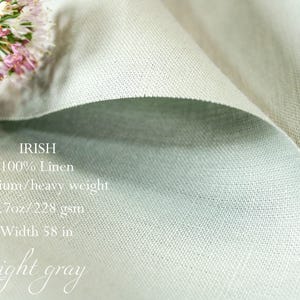 K&ouml;nnte beinhalten: Handgefertigtes Holzschild mit dem Text "Welcome" in verspielter Schrift. Das Schild hat einen verwitterten wei&szlig;en Hintergrund und einen dunkelbraunen Rand, ideal f&uuml;r eine Eingangst&uuml;r. Misst ca. 30 cm in der Breite.