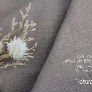 K&ouml;nnte beinhalten: Eine wei&szlig;e Keramik-Tasse mit schwarzem Henkel und dem Text "But First, Coffee" in fetter, schwarzer Schrift. Die Tasse steht vor einem neutralen Hintergrund, der ihr schlichtes Design hervorhebt.