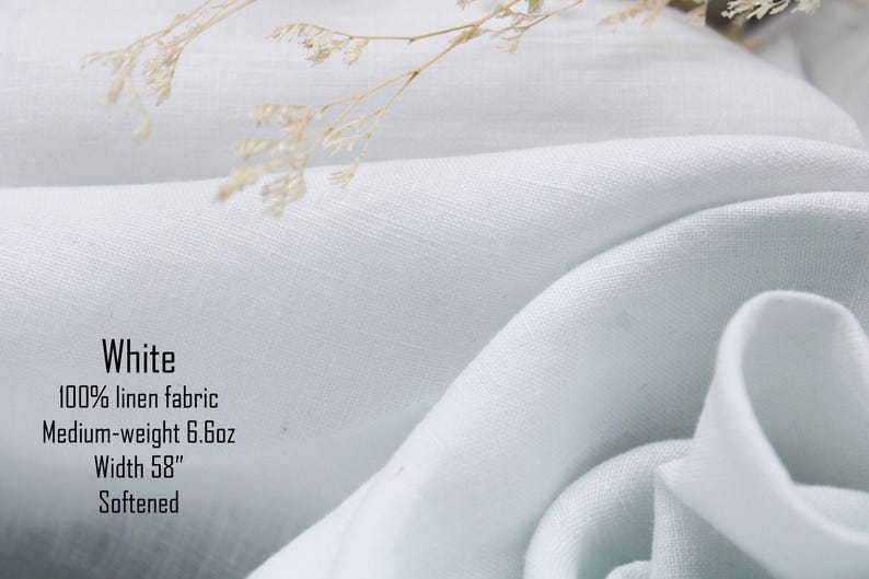 K&ouml;nnte beinhalten: Wei&szlig;er Stoff aus 100 % Leinen, mittelschwer, 6,6 oz, 147 cm breit, weich. Der Stoff ist drapiert, mit weichen Falten und einem strukturierten Aussehen. Das Bild enth&auml;lt den Text "White", "100% linen fabric", "Medium-weight 6.6oz", "Width 58"" und "Softened".