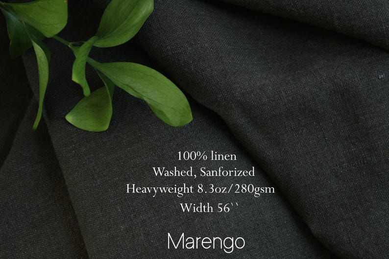 Pu&ograve; includere: Un tessuto in 100% lino lavato e sanforizzato di colore grigio scuro Marengo. Il tessuto &egrave; pesante, 280 g/m&sup2;, con una larghezza di 56 pollici. Il materiale presenta una trama visibile ed &egrave; mostrato con un piccolo rametto di foglie verdi.