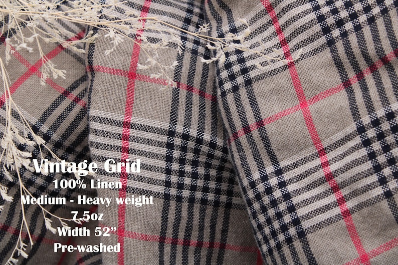 Pu&ograve; includere: Un tessuto in lino beige con un motivo a quadri formato da linee nere e rosse. Il testo sul tessuto recita: Vintage Grid, 100% Linen, Medium - Heavy weight, 7.5oz, Width 52", Pre-washed. Il materiale presenta una trama tessuta ben visibile.