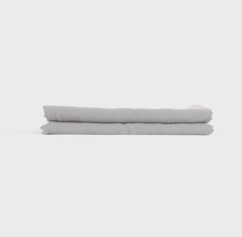 Puede incluir: Una s&aacute;bana de lino gris doblada. La s&aacute;bana est&aacute; hecha de una tela suave y natural, ideal para agregar un toque de lujo a cualquier dormitorio.