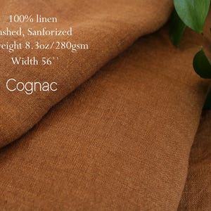 Pu&ograve; includere: Tessuto in 100% lino color cognac con finitura lavata e sanforizzata. Il tessuto &egrave; pesante, con un peso di 280 g/m&sup2; e una larghezza di 56 pollici. Il materiale presenta una trama visibile ed &egrave; disposto in morbide pieghe.