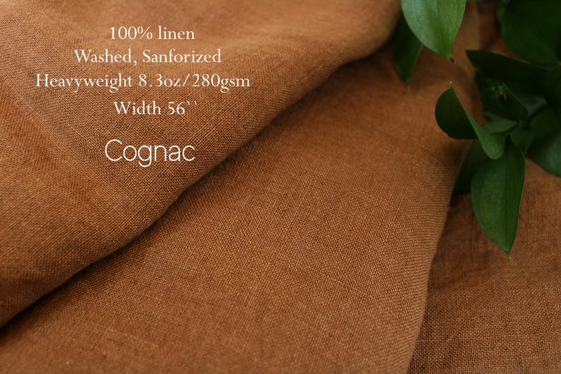Pu&ograve; includere: Tessuto in 100% lino color cognac con finitura lavata e sanforizzata. Il tessuto &egrave; pesante, con un peso di 280 g/m&sup2; e una larghezza di 56 pollici. Il materiale presenta una trama visibile ed &egrave; disposto in morbide pieghe.