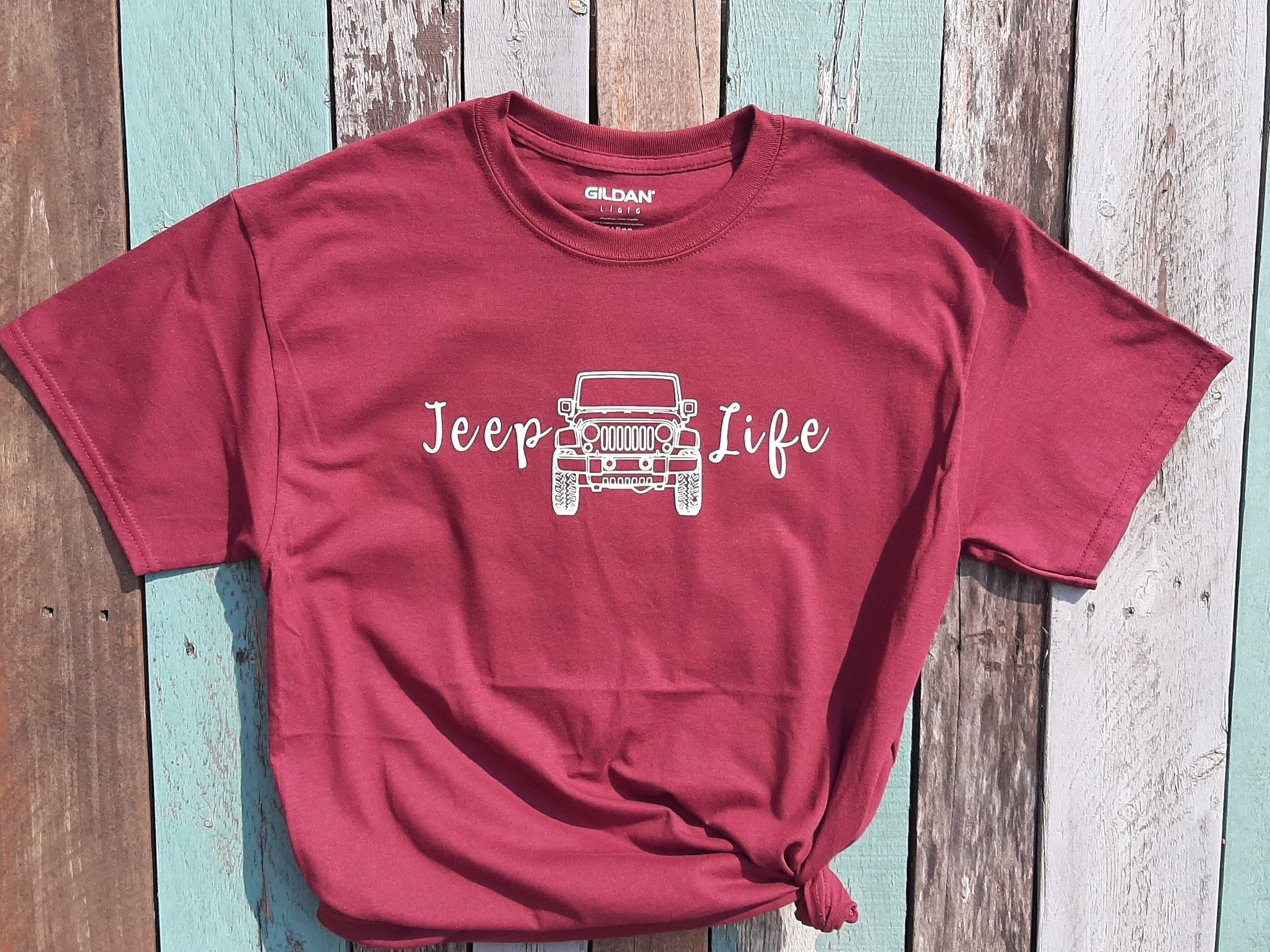 burgundy gildan t shirt