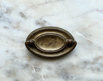 One Small Vintage Gold Metal Oval Hepplewhite Drawer Pull