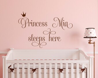 Vinilo decorativo personalizado "La princesa duerme aquí" - Decoración para habitación de niña LO18