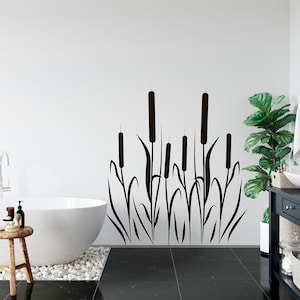 Könnte beinhalten: Schwarz-weiße Silhouette-Wandaufkleber von Rohrkolben mit langen, dünnen Blättern. Der Aufkleber befindet sich an einer weißen Wand über einer weißen Badewanne.