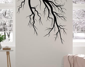 Könnte beinhalten: Schwarze Silhouette eines großen Astes mit vielen kleineren Ästen, die sich vom Hauptzweig erstrecken. Der Ast befindet sich an einer weißen Wand.