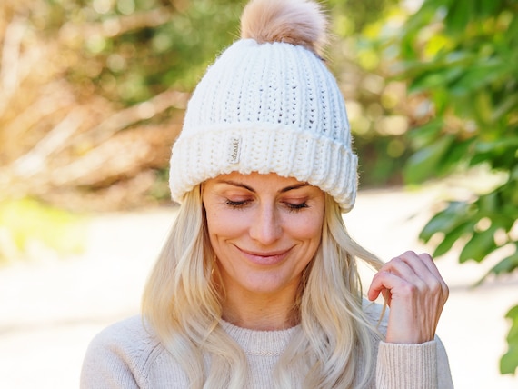 Sumptuous Cream Soft Bobble Hat With Faux Fur Pompom. Super  display picture 1