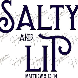 以下が含まれることがあります： 白い背景に、装飾的なフォントで「SALTY AND LIP」と書かれたネイビーブルーのグラフィックがあります。「MATTHEW 5:13-14」というテキストがグラフィックの下にあります。