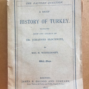 Op de afbeelding: Een vintage boekomslag met de titel "A Brief History of Turkey", vertaald uit het Duits van Dr. Johannes Blochwitz door mevrouw M. Wesselhoeft. Het boek werd in 1877 in Boston uitgegeven door James R. Osgood and Company.