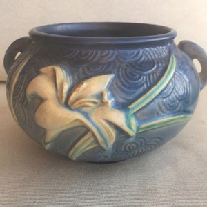 Roseville Zephyr Lily bow