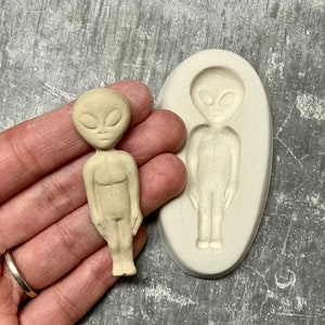 Grey Alien 2.4” Sprig Mold (1-Piece)