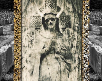 Può includere: Un'immagine in bianco e nero di una figura simile a uno scheletro in una posa religiosa, incorniciata in una cornice dorata ornata. L'immagine è posizionata su uno sfondo di cimitero con file di lapidi.