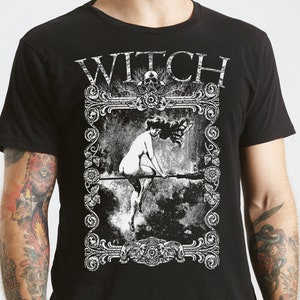 Peut inclure: T-shirt noir avec un motif blanc d'une femme chevauchant un balai dans un cadre de style vintage. Le texte "WITCH" est au-dessus du cadre.