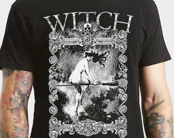 Pode incluir: Camiseta preta com um gráfico branco de uma mulher montando uma vassoura em uma moldura de estilo vintage. O texto "WITCH" está acima da moldura.